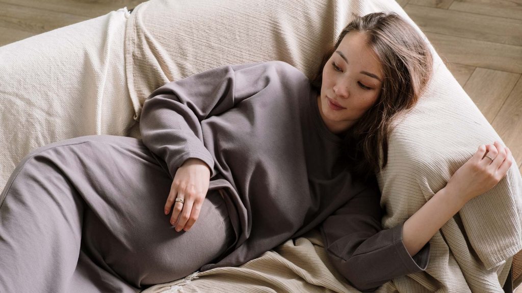 Schwangere Frau liegt links für beste Schlafposition