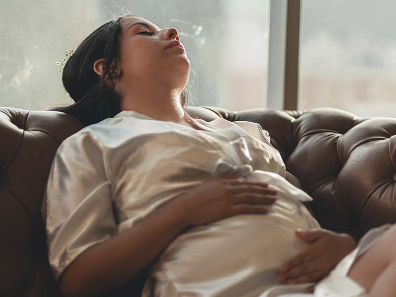 Werdende Mutter sucht beste Schlafposition in der Schwangerschaft