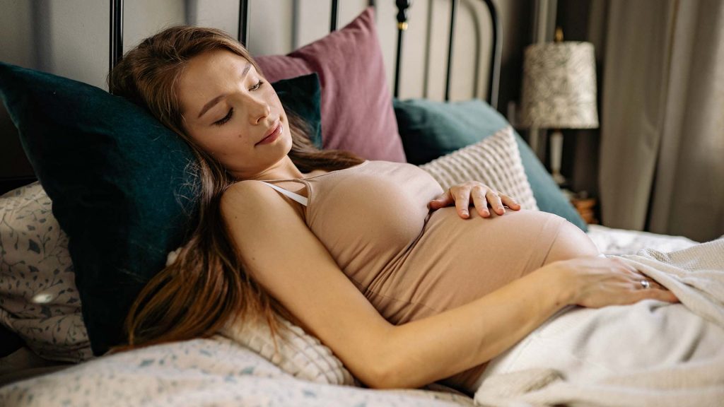 Die beste Schlafposition während der Schwangerschaft - Mama mit Kissen