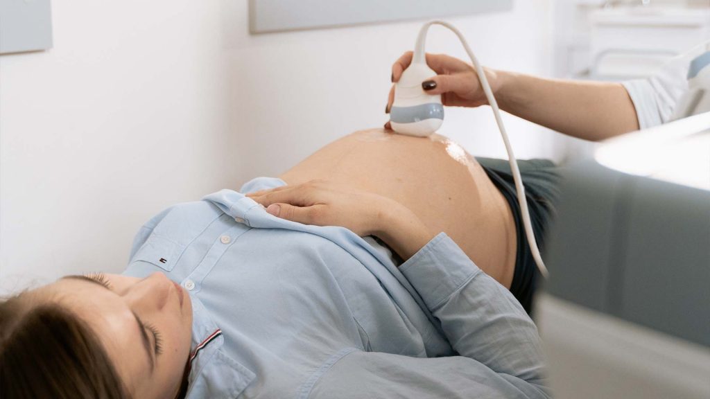 Frau beim Ultraschall zur Untersuchung der Entwicklung des Embryos.