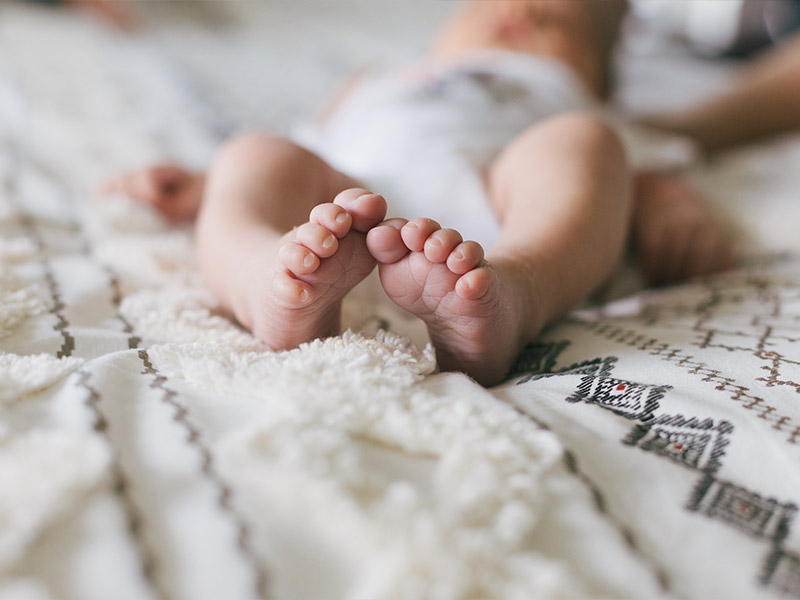 Neugeborenes auf einer Decke.