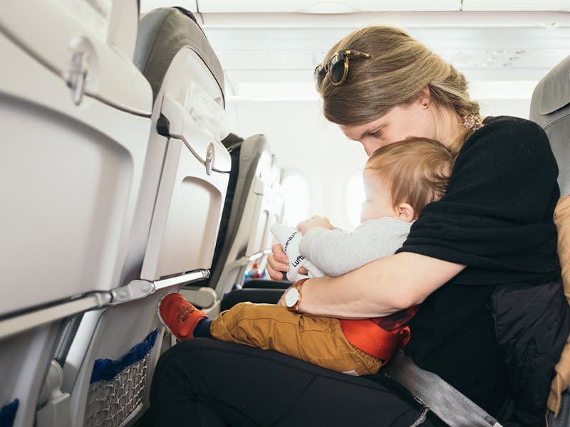 Das erste Mal im Flieger hält Mama das Baby auf dem Arm 