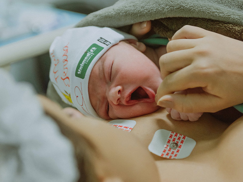 Ob der Geburtsort Klinik, Zuhause oder Geburtshaus, das wichtigste ist der Hautkontakt zwischen Mama und Baby