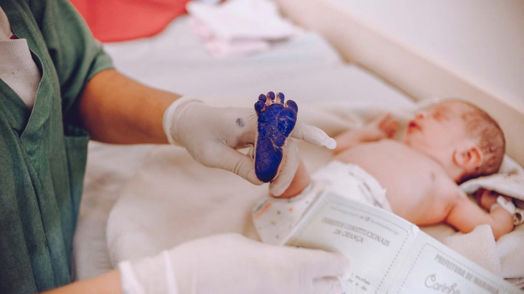 Der erste Fußabdruck eines Babys nach der Geburt im Krankenhaus
