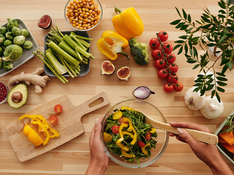 Viel buntes Gemüse aufgereiht für die vegane Ernährung in der Schwangerschaft