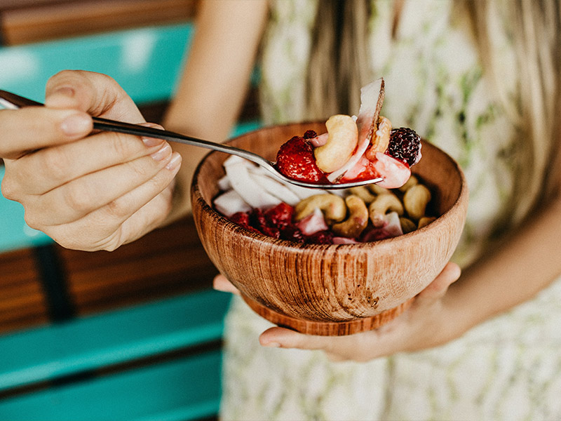 Ausgewogene, vegane Ernährung mit Bowl aus Nüssen und Früchten